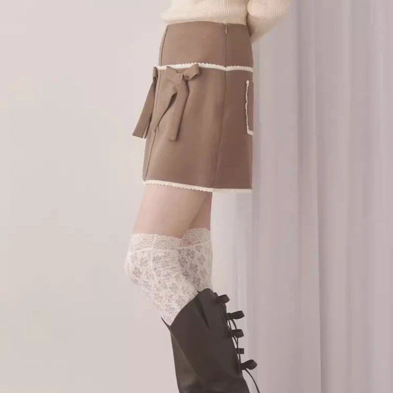 กระโปรงทรงเอ ดีไซน์ญี่ปุ่น สไตล์สาวหวานแบบฝรั่งเศส แต่งโบว์ใหญ่ ผ้าลูกไม้ มีกระเป๋า  สำหรับผู้หญิง  คอลเลคชั่นฤดูใบไม้ร่วง 2025  ใหม่  น่ารัก  ใช้งานได้หลากหลาย  กระโปรงสั้น  สำหรับสุภาพสตรี