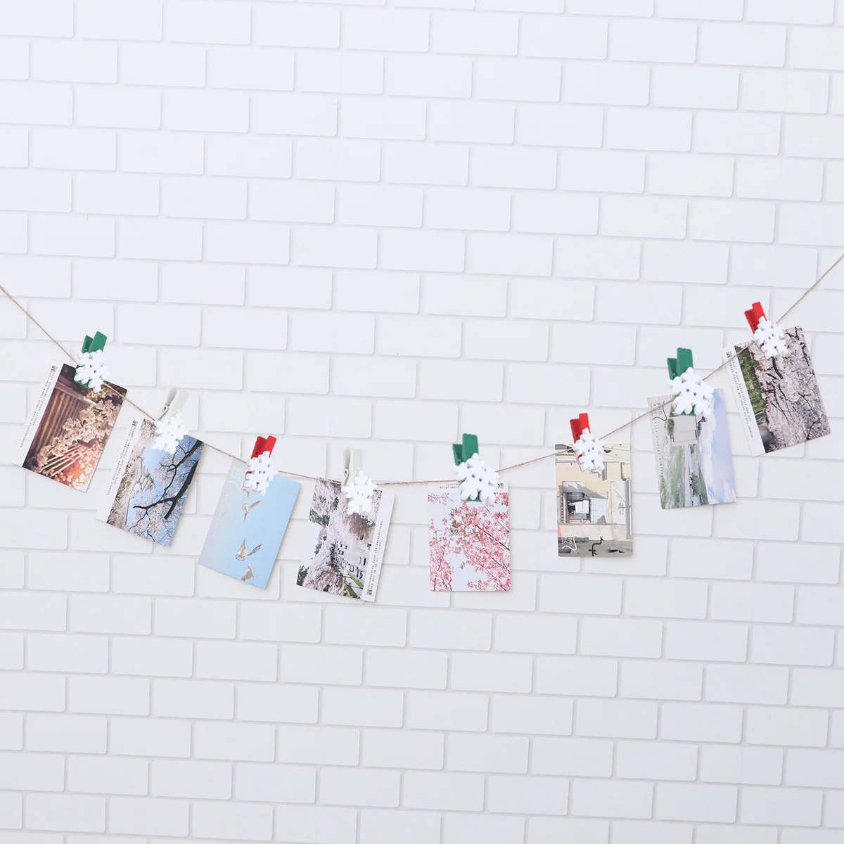 

30Pcs Christmas Wooden Photo Clips Colorful Snowflake Design Photo Peg Memo Card Holder for Home Office Cafe Decoration