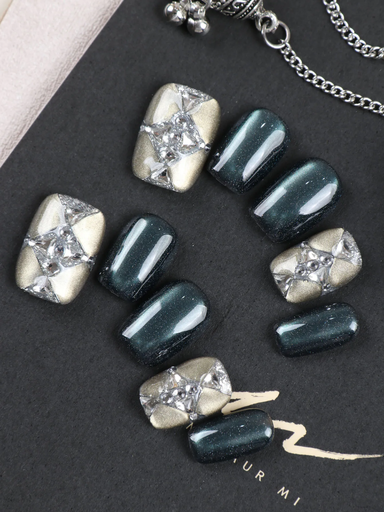 10 Stück Aufklebenägel Kurze Blaue Katzenaugen-Effekt Diamant-Aufklebenägel Künstliche Nägel Inklusive 1 Blatt Klebestreifen & 1 Stück Mini-Feile