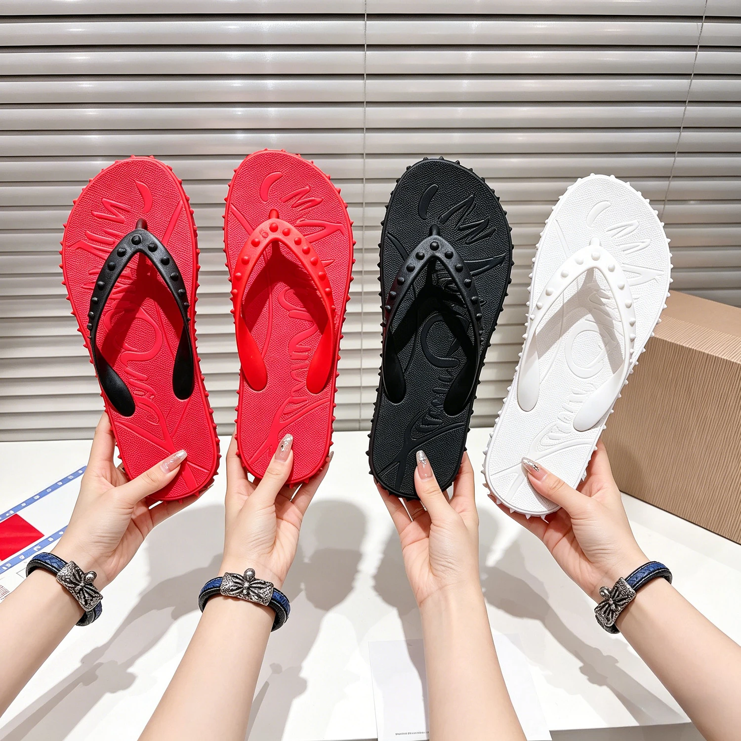 

2026 High Quality Solid Color Ladies Flip-flops Summer Outdoor Unisex Casual Sandals Beach Fashion Going Out Man Thong sandals