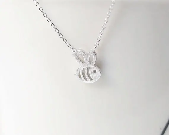 Small Flying Bumble Honey Bee Pendant Necklace Honeycomb Queen Bee Animal Bird Beehive Chain Collar Clavicle Choker for Woman