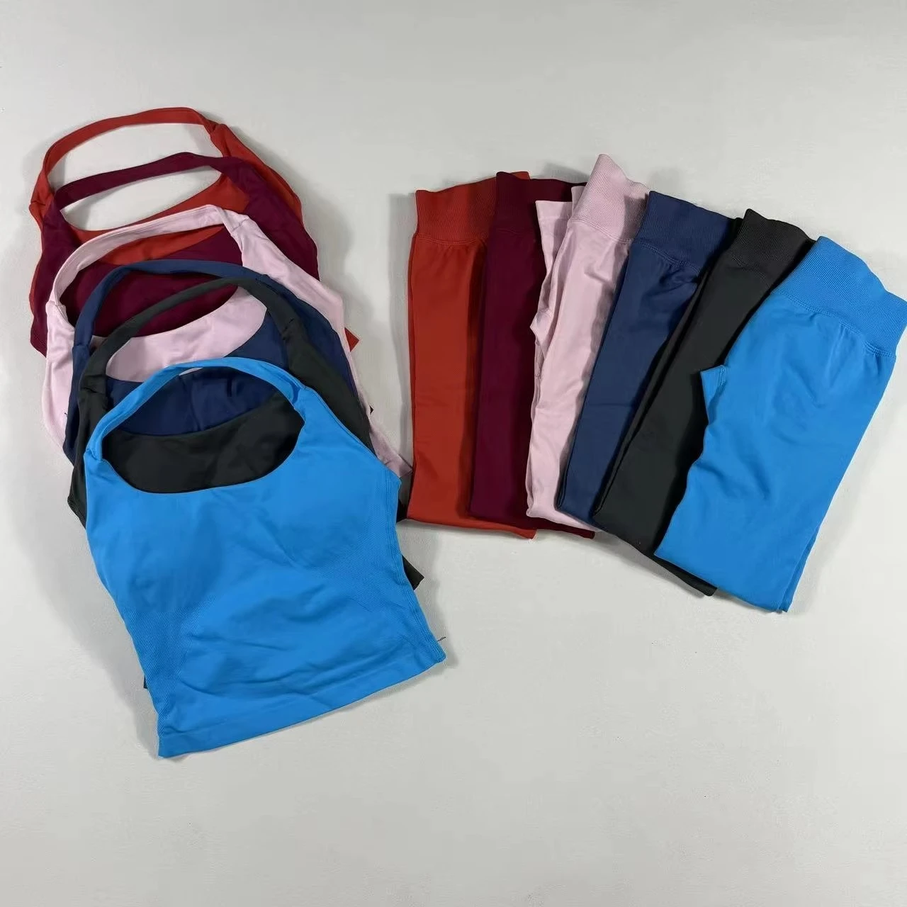 طقم علوي وسروال قصير للسيدات عالي التمدد يسمح بالتهوية في صالة الألعاب الرياضية واليوجا واللياقة البدنية ملابس نشطة ملابس علوية قصيرة