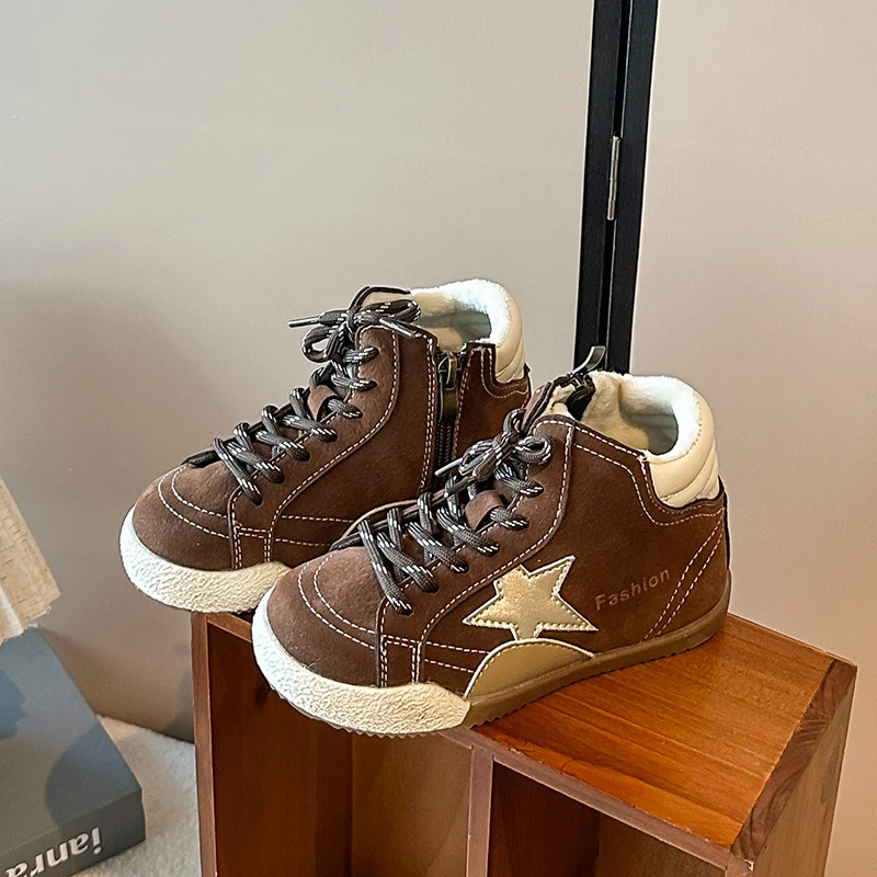 أحذية رياضية للأطفال 2025 خريف شتاء مبطن بالصوف مضاد للانزلاق الدفء الكورية موضة جديدة صبي بنات أحذية رياضية في الهواء الطلق