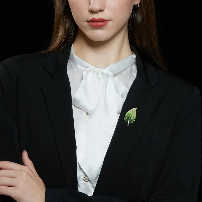 

Gradient clear and transparent full diamond brooch, high-end exquisite and fashionable brooch pin, niche accessory for women 101