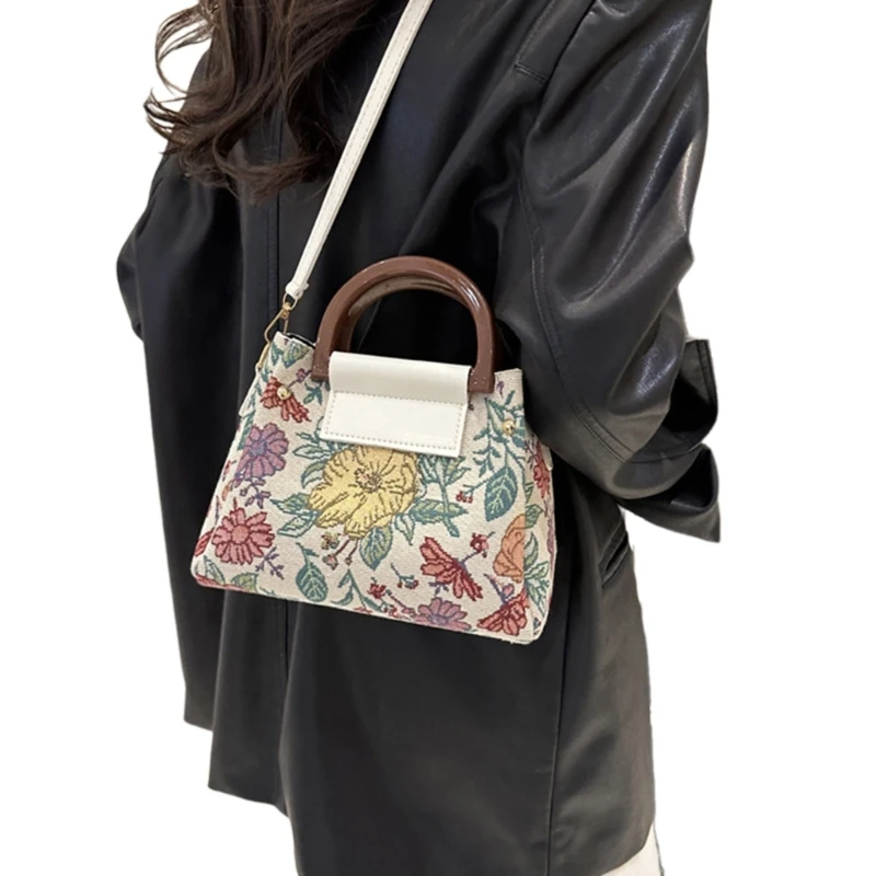 Bolso mano mujer versátil y moderno convertible en estilo bandolera o hombro.