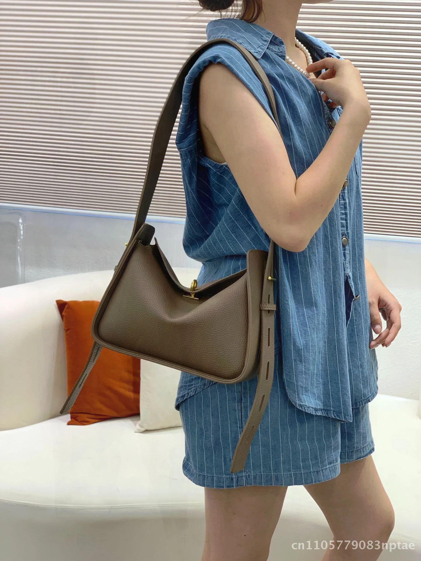 Litchi Pattern Wide Shoulder Strap Bucket Bag Casual Crossbody Pillow Bag Street Fashion PU Small Commuter Bag Black Brown Ivory