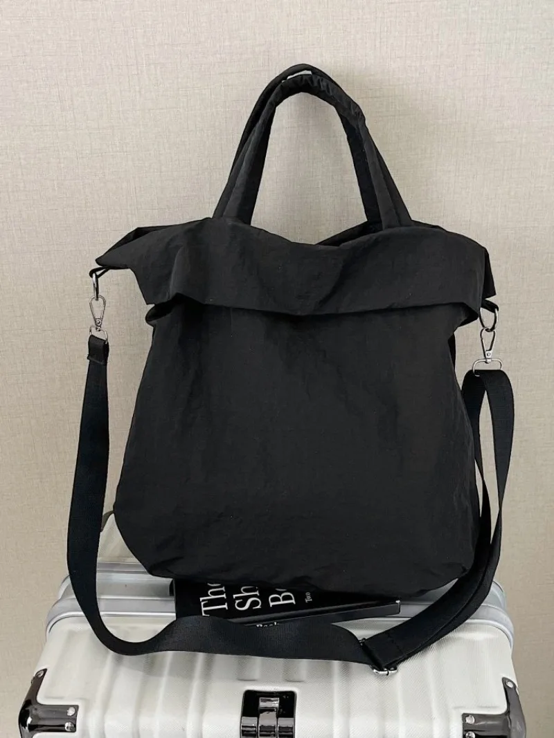 CEEKAY Mattschwarze, gekräuselte Nylon-Umhängetasche, übergroße, weiche Umhängetasche mit einfacher Überschlagöffnung, breiter, verstellbarer Stoffriemen, lässige Handtasche – Detail 25