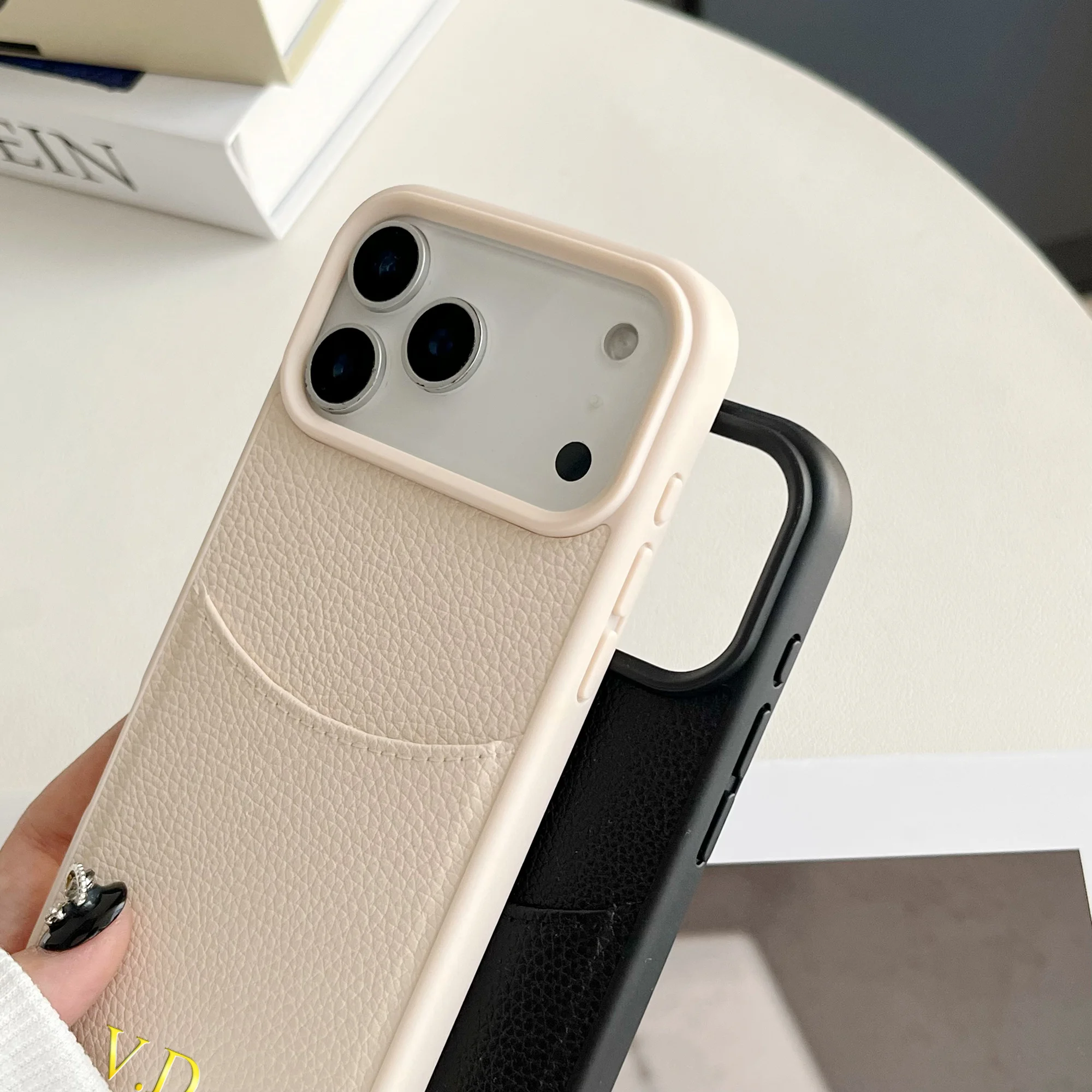 Personalisierte Kartenhülle mit Namensaufdruck für iPhone 12 13 14 15 16 17 18 Pro Max Plus Air aus Kunstleder mit Goldfolienprägung – Detail 7