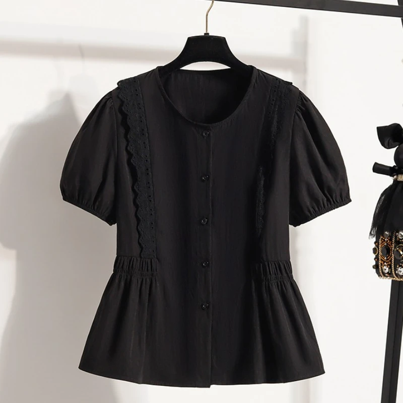 PLUS ขนาดผู้หญิงเสื้อฤดูร้อน 2025 สไตล์ฝรั่งเศสหวานขอบลูกไม้บางเอว Cinched แขนสั้นตุ๊กตาเสื้อลําลองเสื้อ