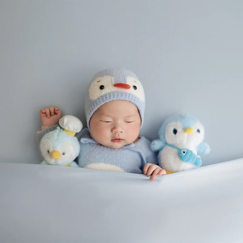 مجموعة ملابس Penguin Baby Theme مع لعبة قطيفة متطابقة، بدلة قفز لطيفة للأطفال لالتقاط الصور وهدية استحمام الطفل