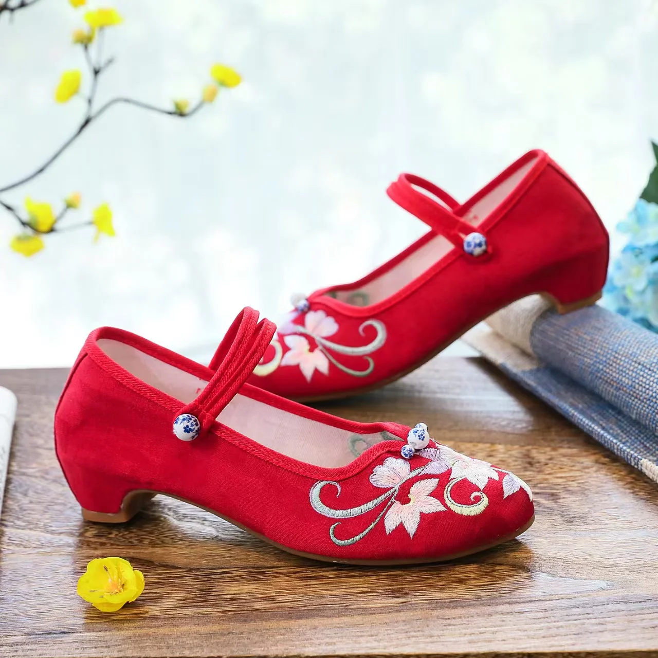 Woman's New Low Heel Canvas Embroidered Floral Shoe Soft Sole Non Slip Ethnic Style Pointed Toe Cheongsam Shoes Red Wedding Shoe