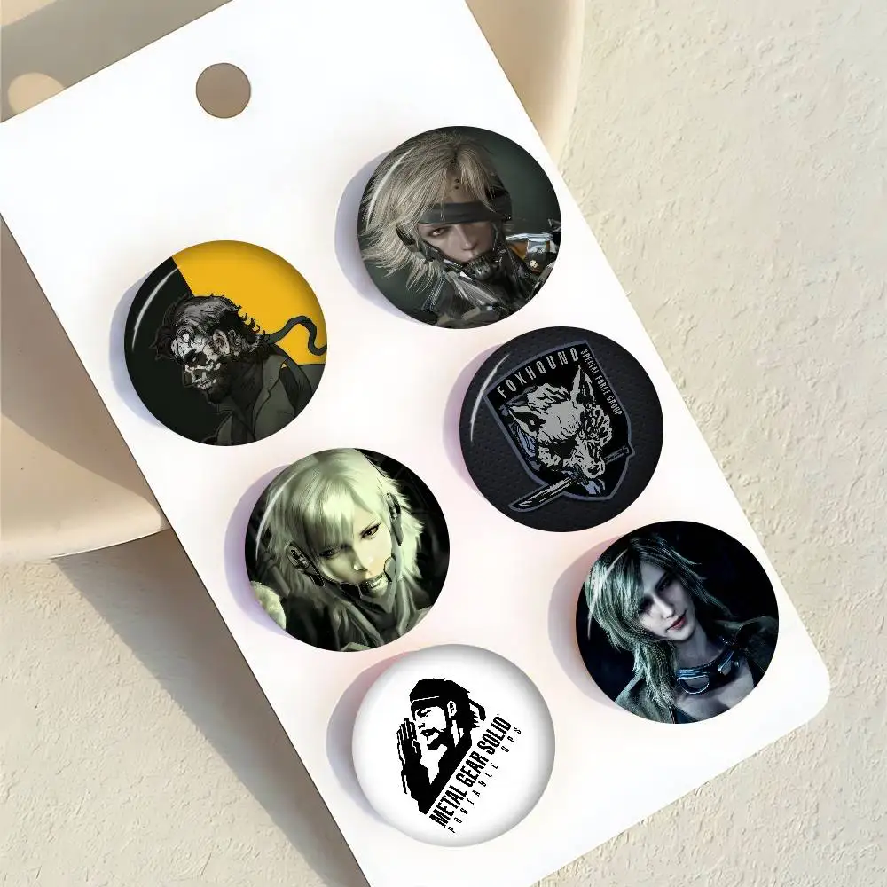 M-Metal Gear Solid Raiden Cartoon Broschen Anime Abzeichen Runde handgemachte Brosche Anstecknadeln Schmuck für Rucksack Kleidung Geschenke