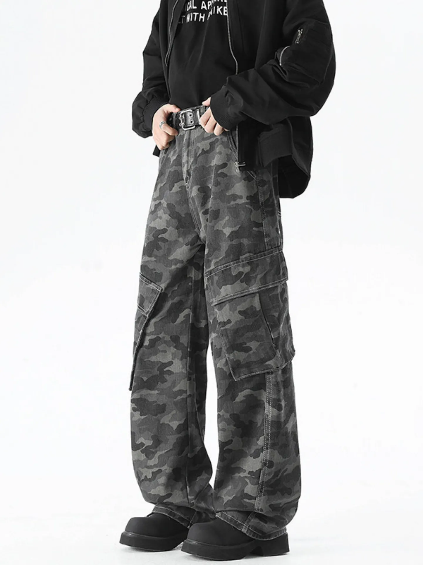 

Мужские джинсы-карго свободного кроя с камуфляжным принтом, прямые, в американском уличном стиле, осенняя новинка, слегка расклешенные, с эффектом потертости