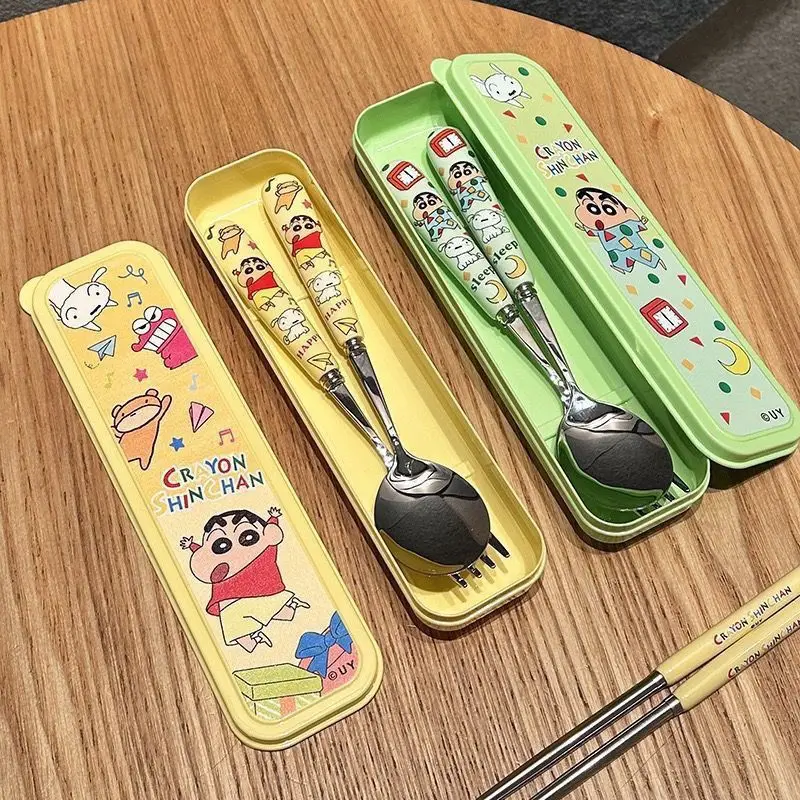 Juego de tenedor y cuchara de acero inoxidable Kawaii Crayon Shin Chan, Kit de vajilla portátil para uso diario en el hogar y dormitorio de estudiantes