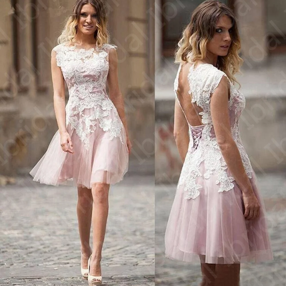 Schöne Rosa Knie Länge Homecoming Kleider Spitze Kurze Hochzeit Party Kleider Cap Sleeves Zurück Heraus Cocktail Kleider Jewel Neck 2022