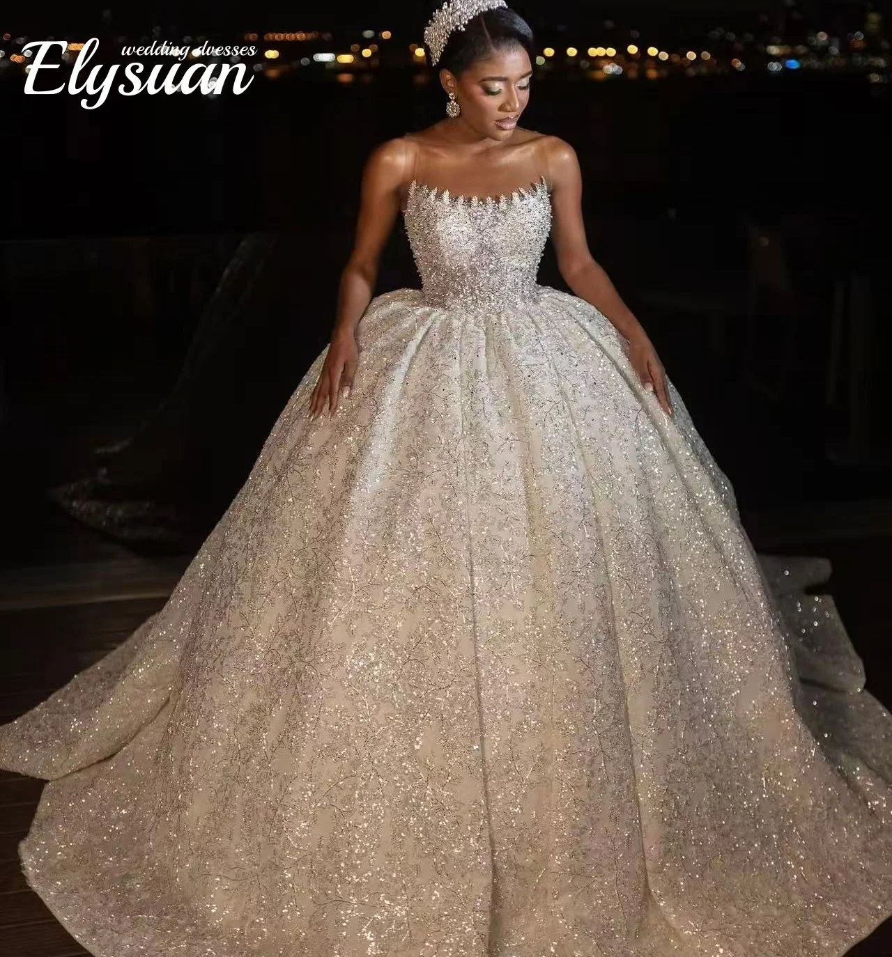 Maßgeschneidertes, verträumtes, exquisites, perlenbesetztes, langes Hochzeitskleid, elegantes, trägerloses, ärmelloses Brautkleid, Ballkleider für die Braut