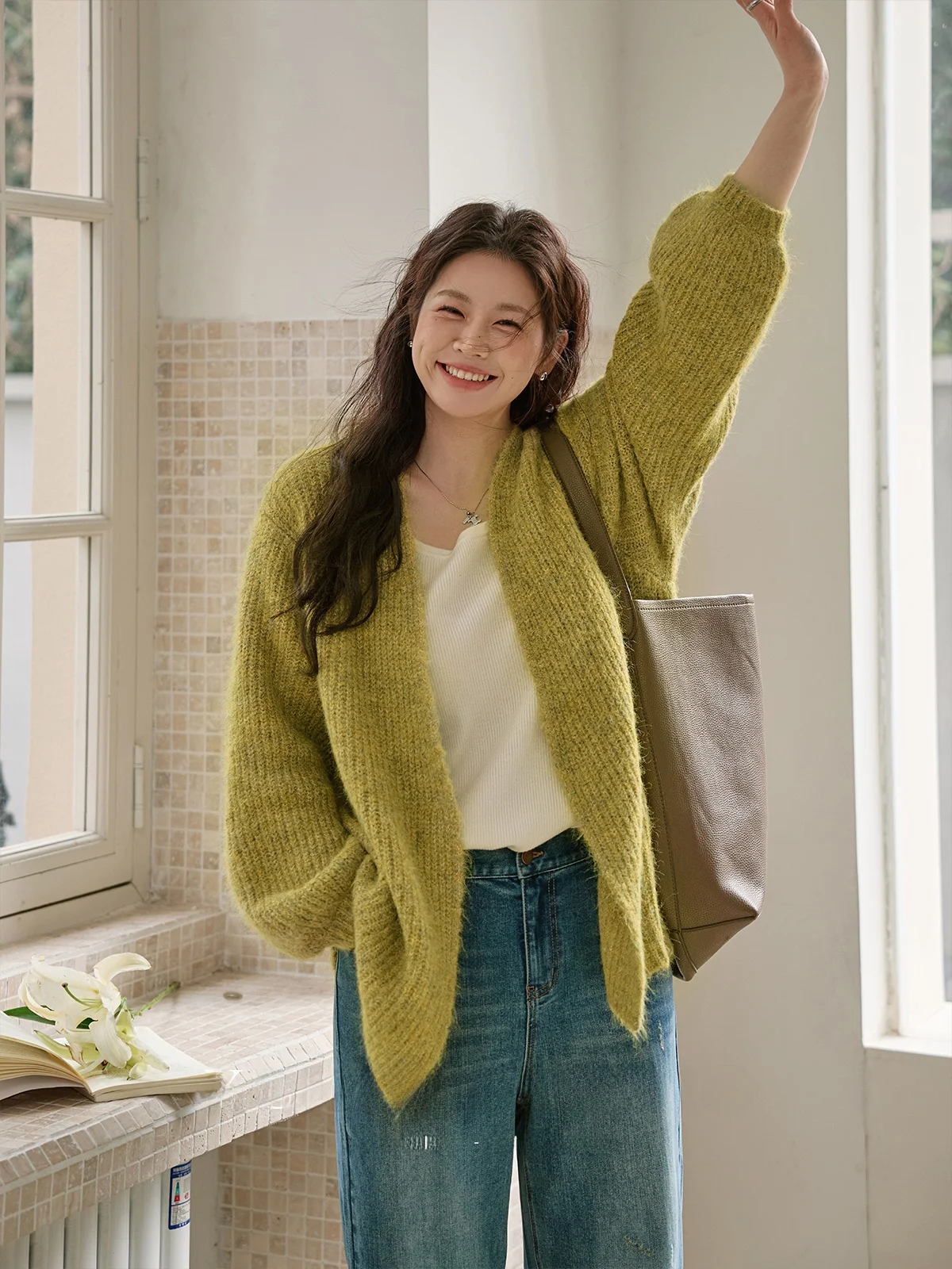 

Мягкий вязаный кардиган с цветочным узором и V-образным вырезом для женщин больших размеров, удобный свободный крой, длинный рукав, весенняя верхняя одежда