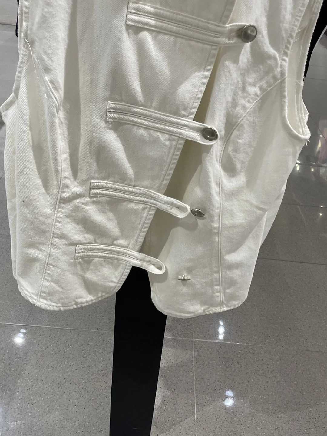 Summer 2026 New Women's Fashion Sleeveless round Neck Rope Buckle Denim Vest 9942153 Short Length Outerwear Style