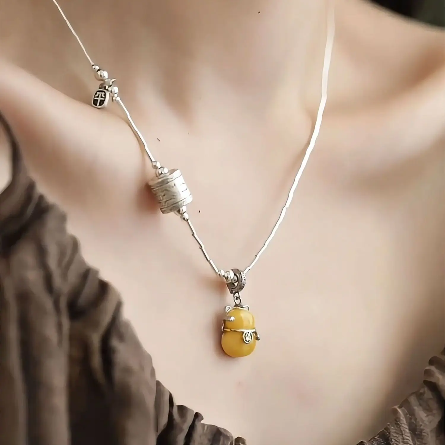 

Золотистая подвеска Lucky Cat, современный китайский этнический винтажный минималистичный дизайн, регулируемый шнур, роскошные ювелирные изделия, аксессуар ручной работы