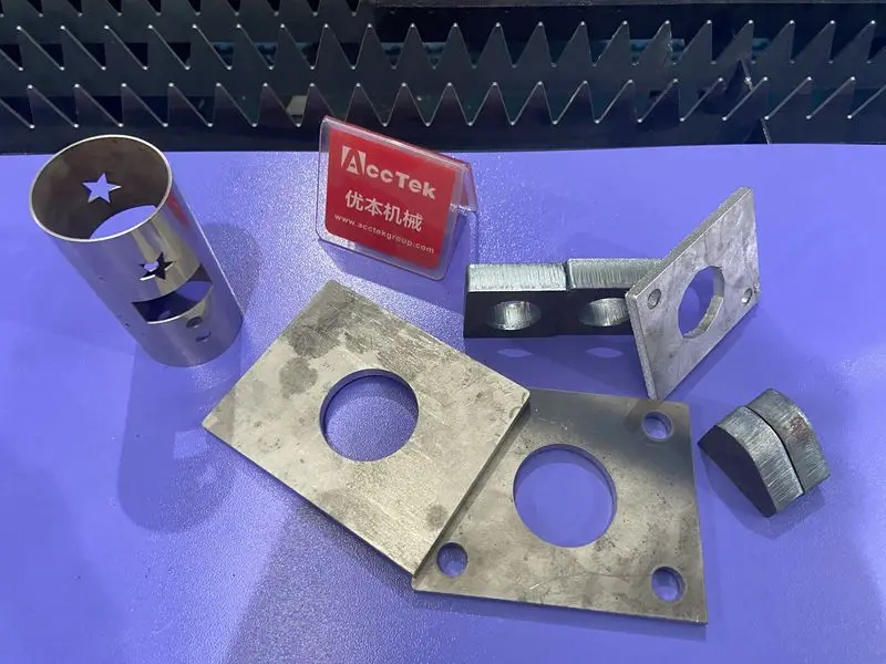 1000 ワット 2000 ワット 3000 ワット 4000 ワット CNC 金属鋼炭素鋼ファイバーレーザー切断機