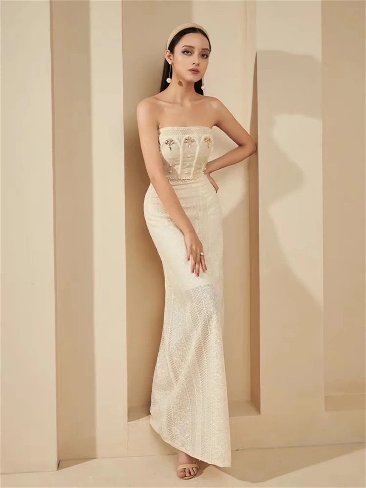 Star Custom 2023 Latest Elegant Celebrity Sheath Sleeveless Embroidered Lace Applique Diamond Backless White فساتين السهرة