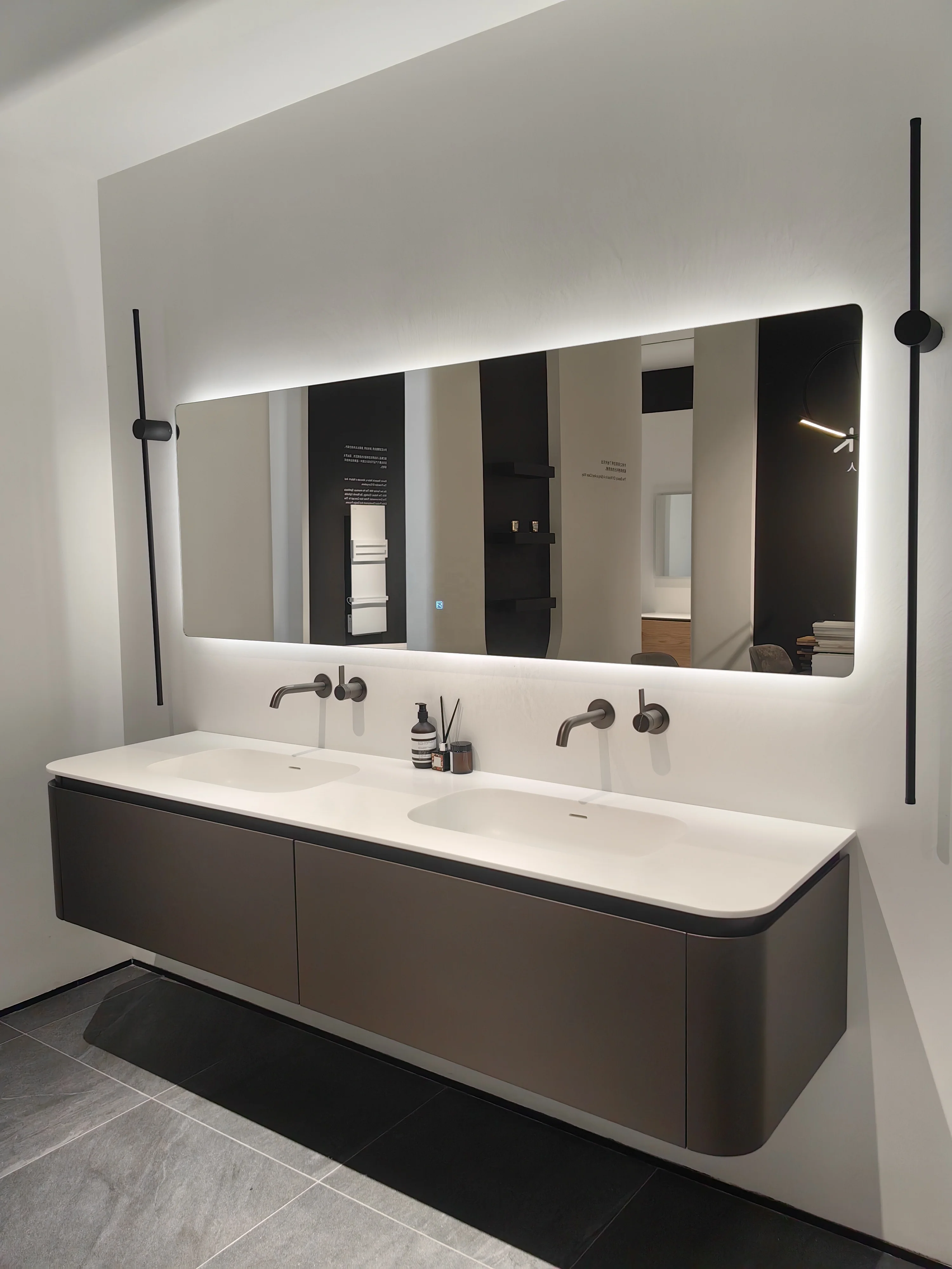Modern Style Single Hole Wall-Mounted Brass Bathroom Ceramic Valve Core Hot/Cold Water Mixer Brushed Finish NEOPEL Aerator