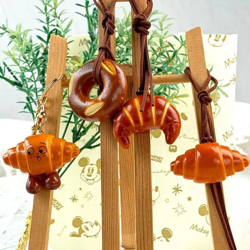 Realistischer handgefertigter Croissant-Brot-Anhänger Schlüsselanhänger Niedlicher Lebensmittel-Charm für Taschen, Autos, Schlüsselringe, Küchendekoration, Geschenke – Detail 3