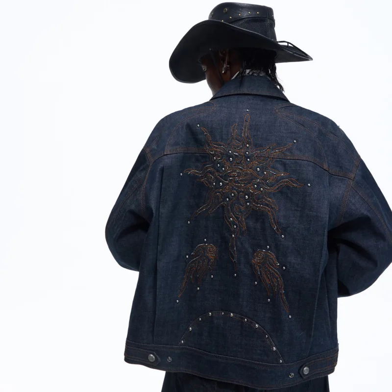 HKSH Spring Autumn New Men Distressed Three-Dimensional Embroidery Pattern Rivet Pleated Frayed Fashion Ins Denim Jacket HK14346