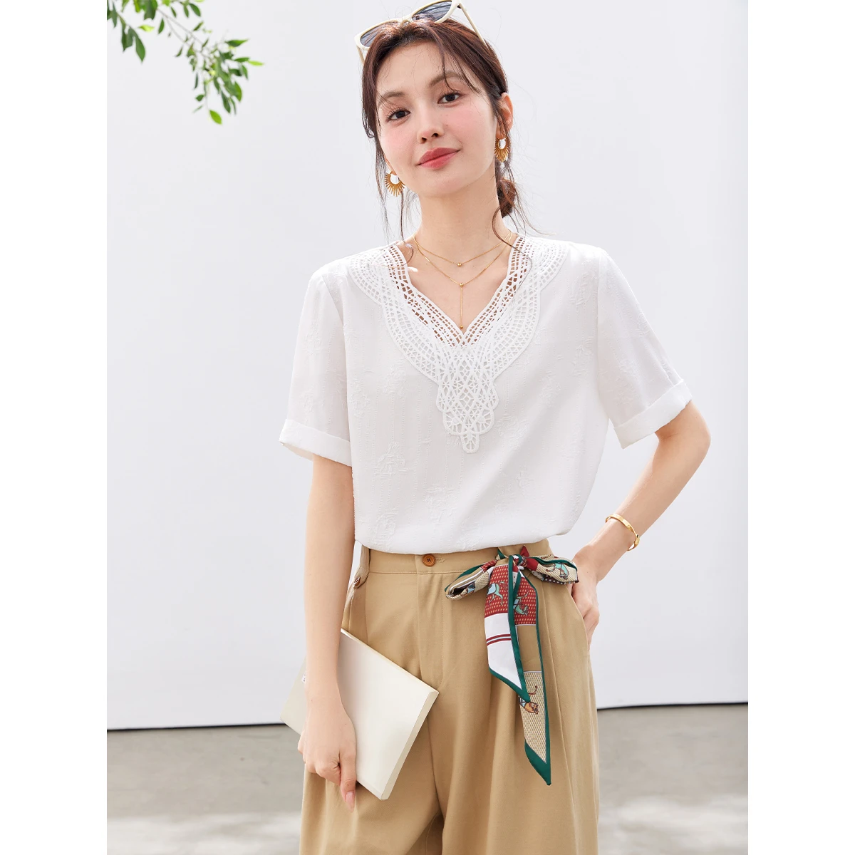 

Женская футболка VIMLY с кружевной отделкой и V-образным вырезом, короткий рукав, летняя новинка 2026, белая, фактурная, повседневная, простая, A6232