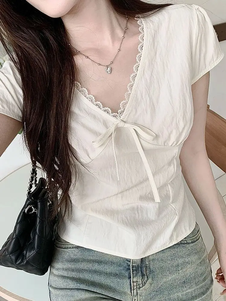 Dopasowany top damski z dekoltem w serek, koronkowym wykończeniem, prosty krój, letni nowy model, jednolity kolor, styl casual.