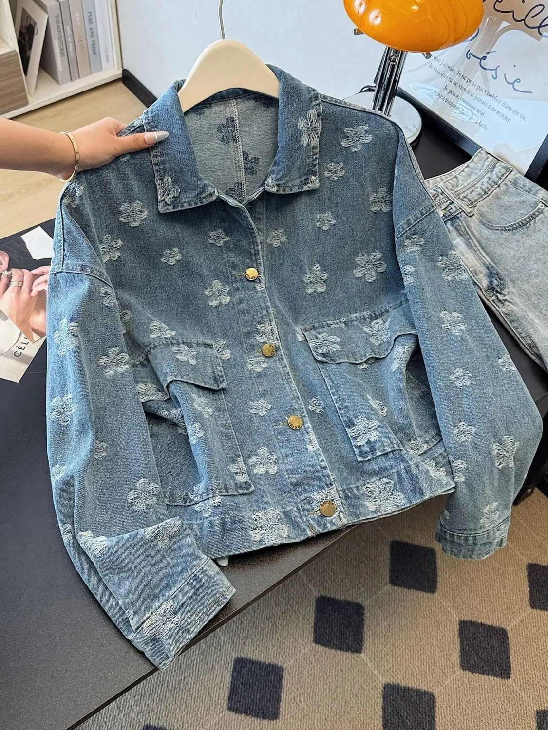 

Синяя джинсовая куртка, осень 2024, корейский стиль, жаккардовая вышивка, винтажная Гонконгская эстетичная женская верхняя одежда
