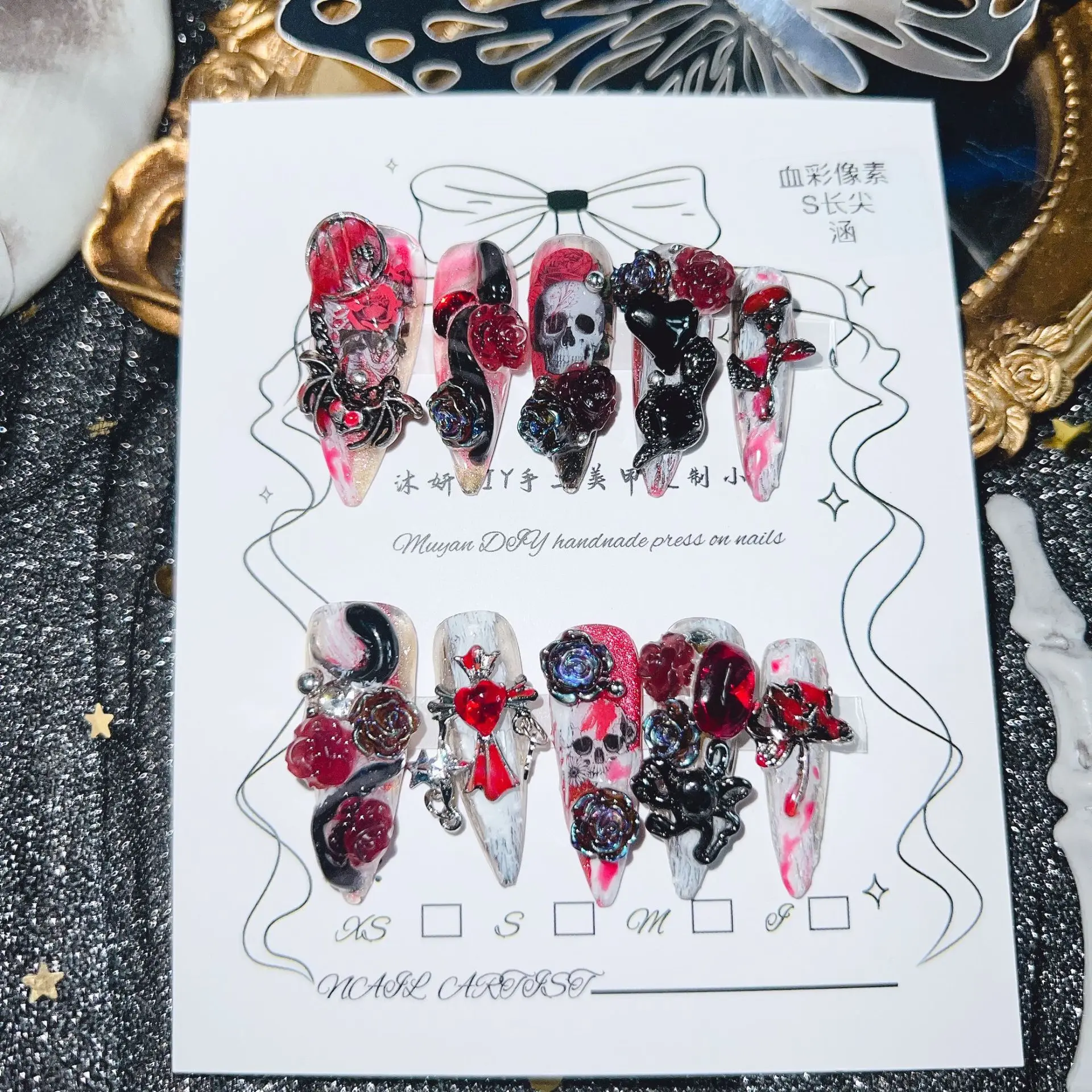 เล็บปลอมลายกอธิคพิมพ์ลายพิกเซล พร้อมลายแมงมุมโลหะ หัวกะโหลก กุหลาบ หลายขนาด สีแดงเลือด ดำ ลายหัวกะโหลก กุหลาบ แมงมุมโลหะ