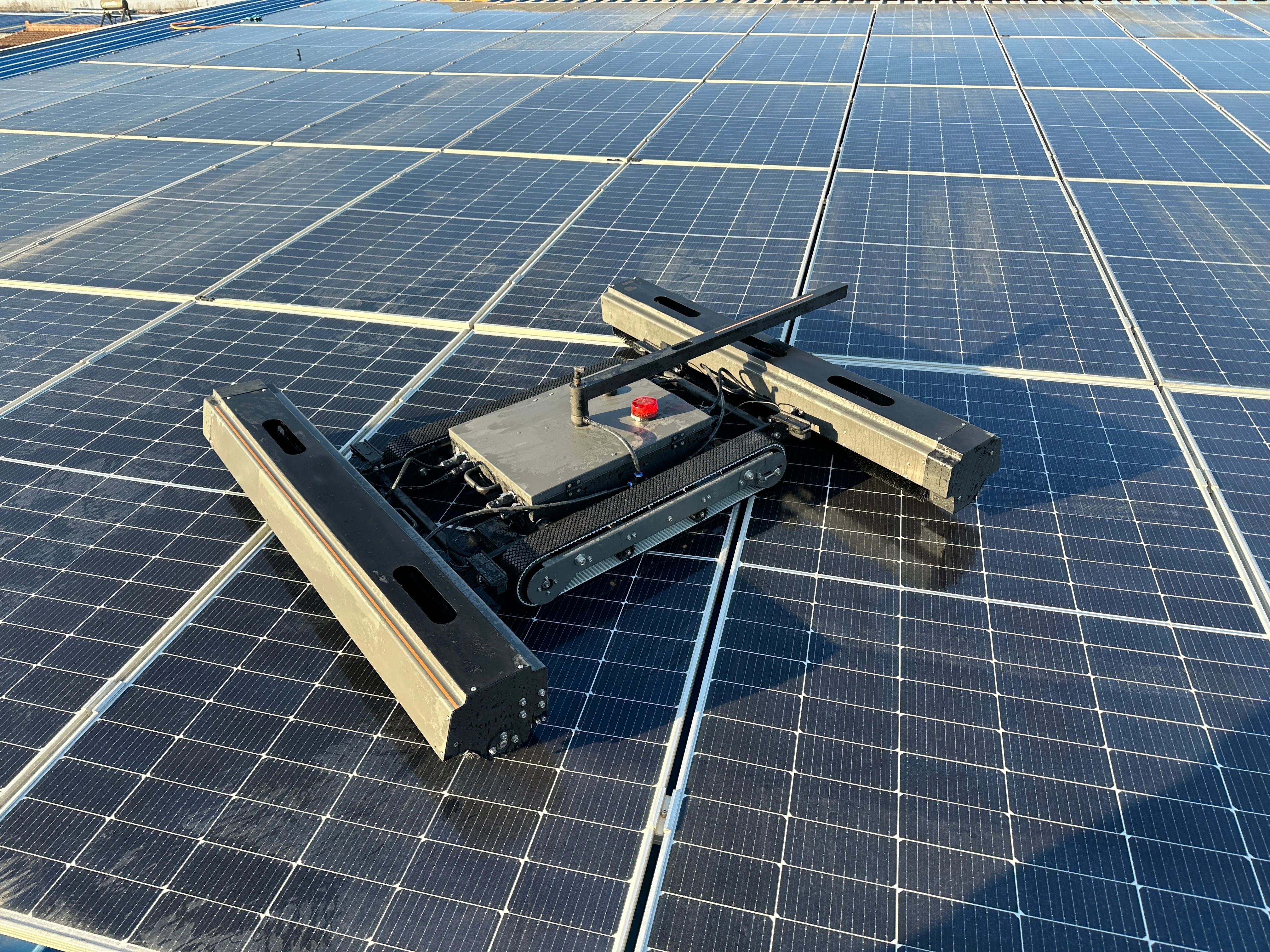 All Weather PV Panel Cleaner Robot Crawler Dust Vacuum Machine Desert Ground Array Waterless Solar Cleaning Appliance