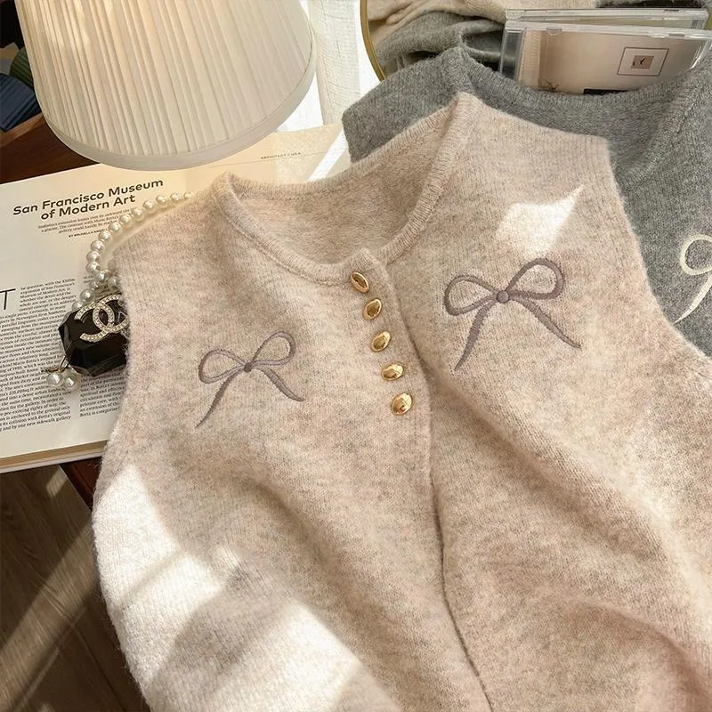 

Women's 2025 Autumn New Stitched Button Fashion Sleeveless Embroidered Round Neck Sweater Vest