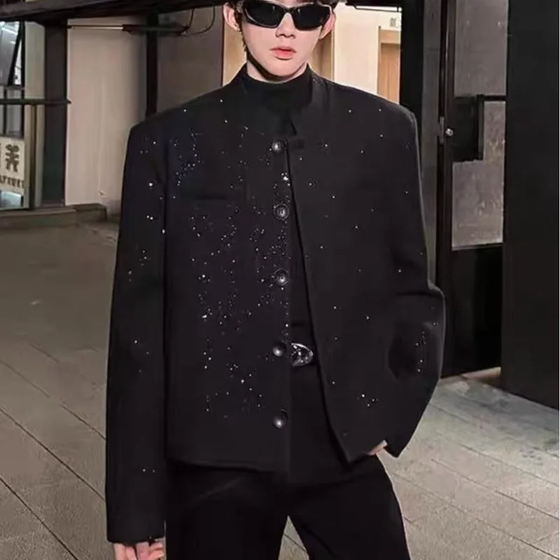 

Мужской пиджак с коротким воротником-стойкой, с погонами на плечах, из твида с пайетками, легкий, роскошный, стильный и модный.