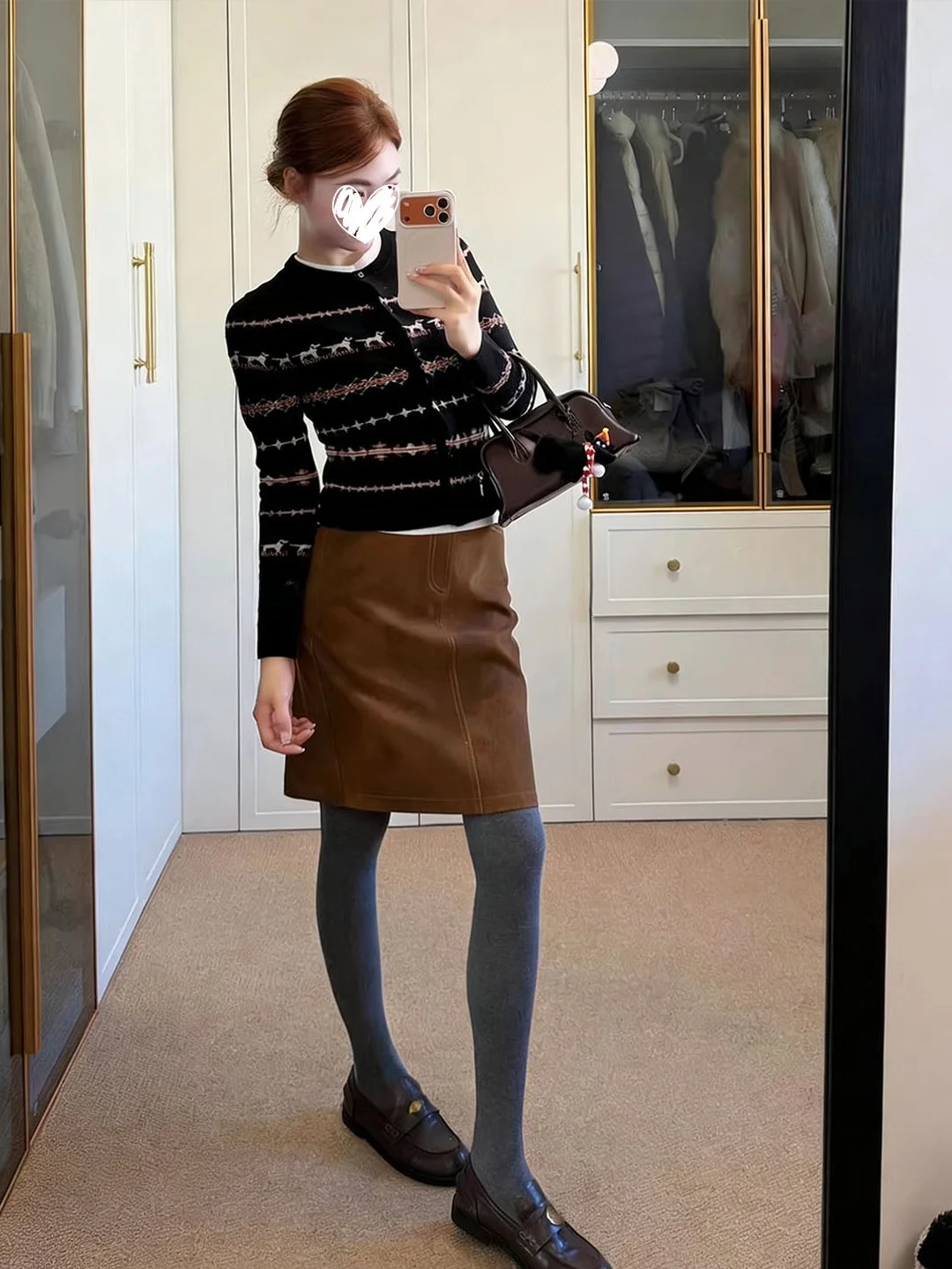 

Элегантный короткий вязаный кардиган с вышитым мотивом собаки и комплект с юбкой для женщин, карамельного цвета, с высокой талией и поясом.