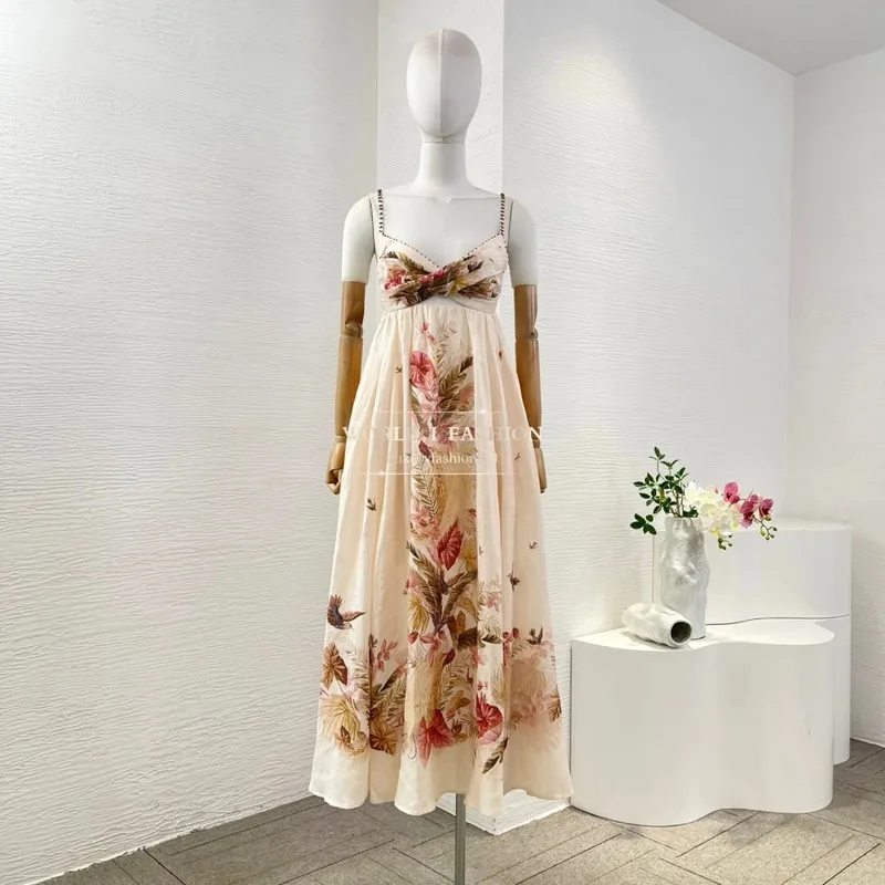 Hochwertiges, beigefarbenes, ärmelloses, rückenfreies Midikleid mit Blumendruck und Ausschnitten für den Urlaub