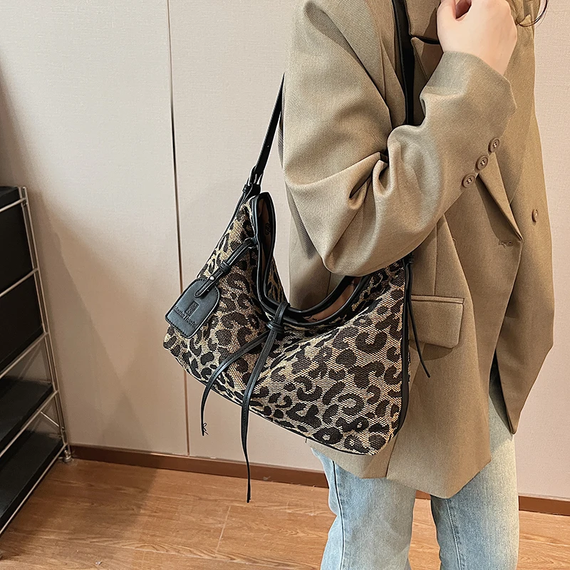 

New Simple Versatile Women's Leopard Print Single Shoulder Bag Outdoor Fashion Sports Storage Bags