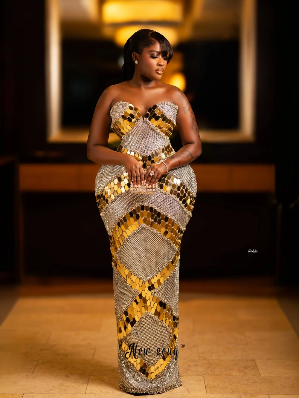 Luxuriöse Glänzende Formelle Abendkleider Damen Goldene Etuikleider Dubai Ärmelloses Korsett-Rücken Hochzeitsgast-Kleider Maßgeschneiderte Gala-Roben