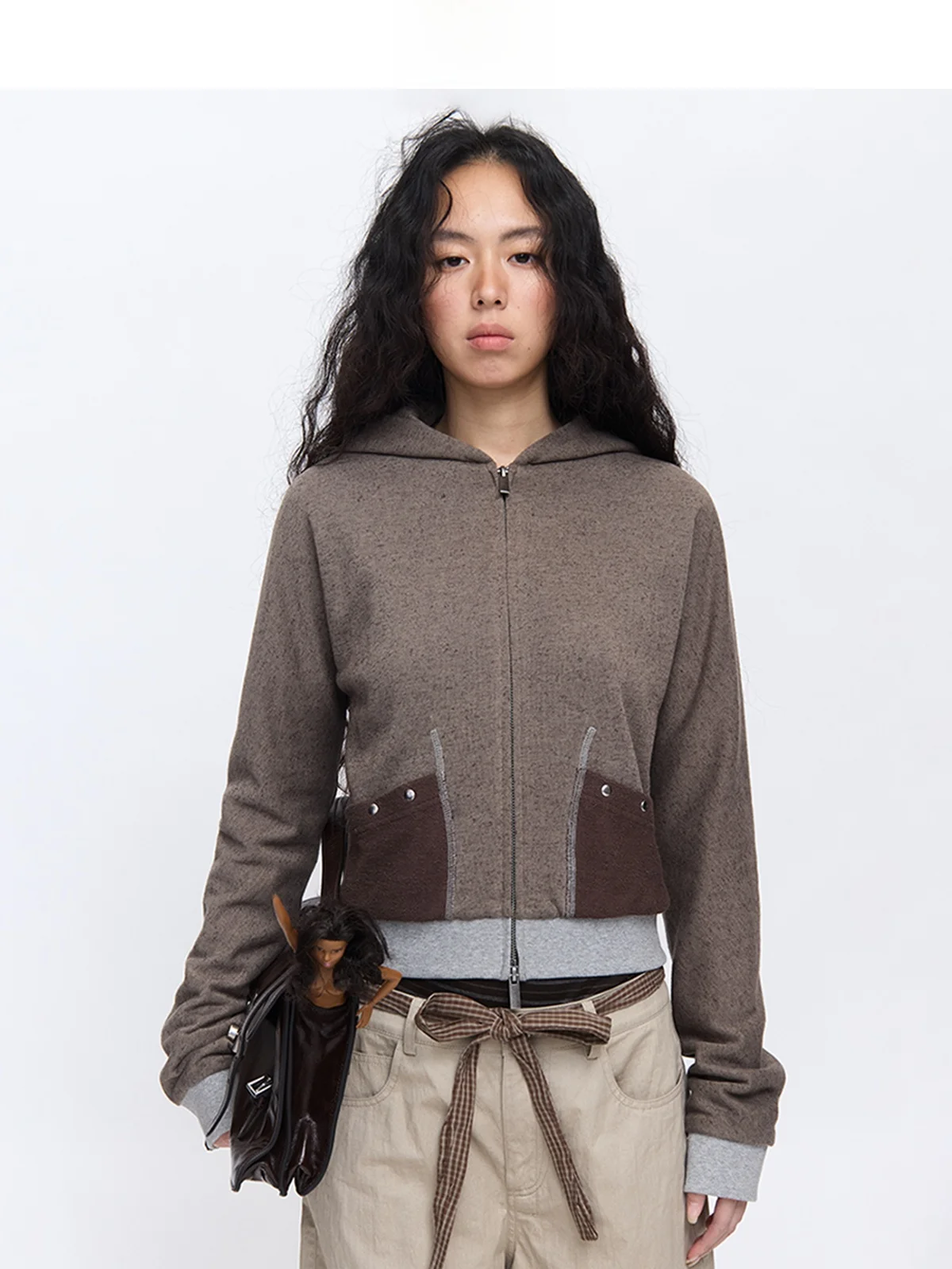 

Худи Sagestudio: мягкая толстовка с контрастными вставками, на молнии, приталенный крой, для повседневной носки, женская, из полиэстера, хлопка и льна.