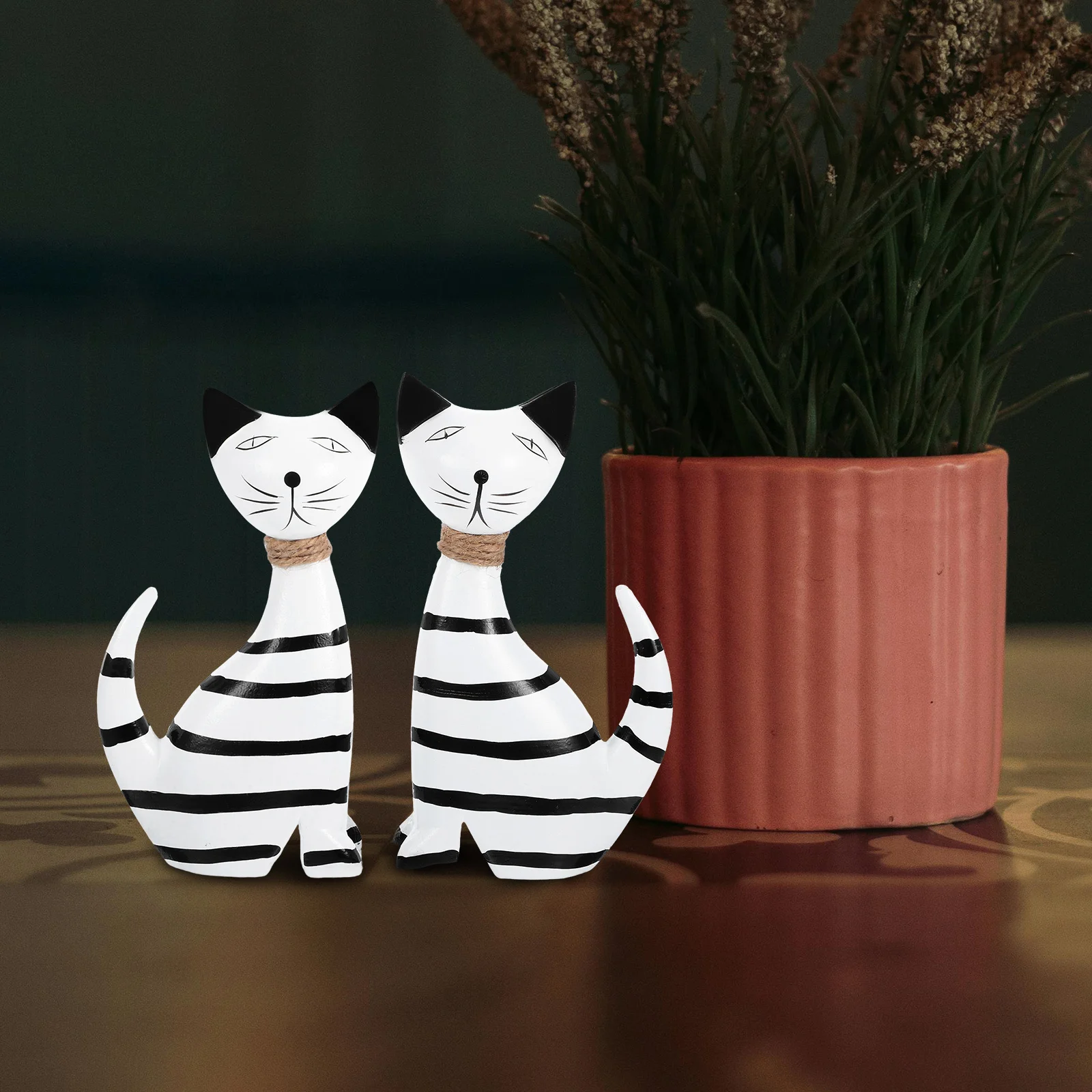 

2Pcs Wooden Cat Sculptures Nordic Minimalist Striped Small Figurines Desktop Decor for Home Office Lovers Decor Figurines
