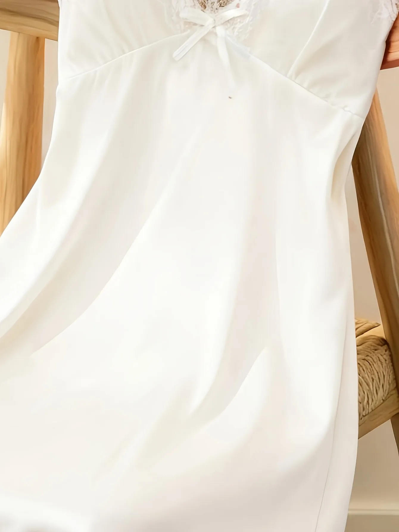 Damen Satin-Nachthemd mit Spitzenbesatz, Spaghetti-Träger, Seidiges Nachthemd, Elegante Nachtwäsche, Heim-Lingerie – Detail 11