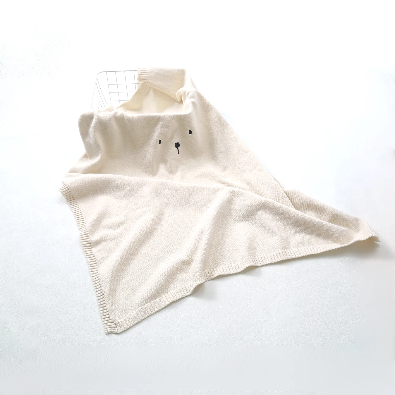 

A Simple Knitted Blanket Suitable for All Seasons, Perfect for Everyday Use or as a Small Quilt or Throw Blanket