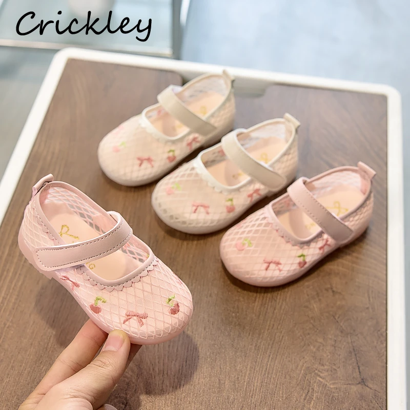 

Летние детские туфли-балетки из сетки с вышивкой вишневого банта, дышащие, нескользящие, на липучке, для девочек, модные детские туфли