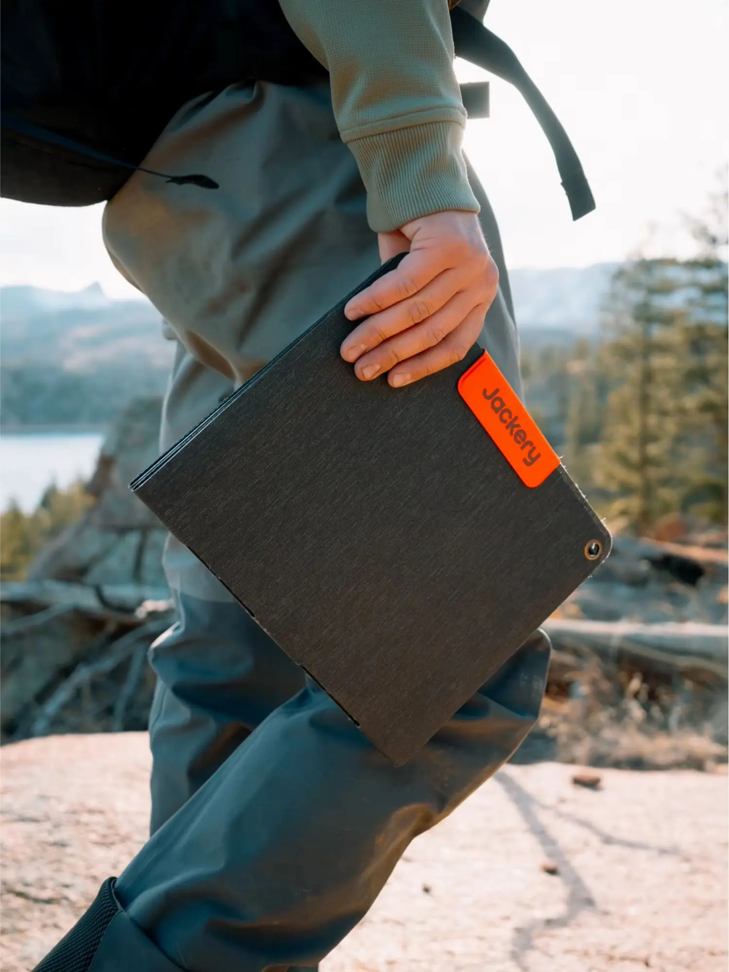 Jackery SolarSaga 40 Mini-Solarmodul, tragbare Solarmodule mit USB-C & USB-A Ports, faltbares Solar-Ladegerät in Buchgröße für Telefone, kompatibel mit Jackery 100Plus/300Plus, IP68 wasserdicht