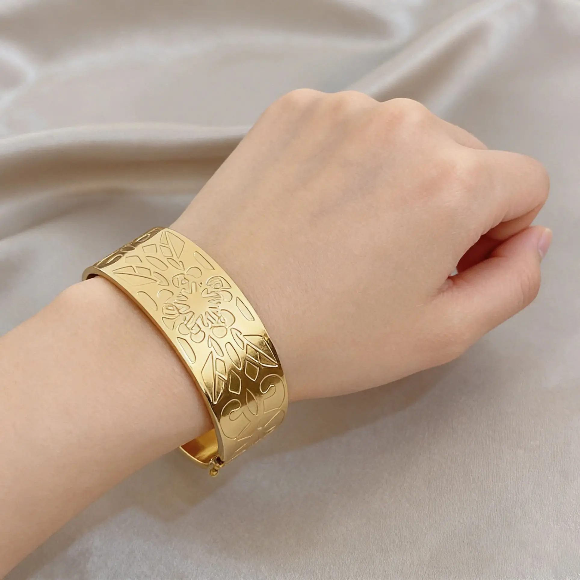 

Freetry Retro Stainless Steel Wide Bangle for Women Carved Geometric Patterns Waterproof Spring Bracelet Holiday Jewelry Gift