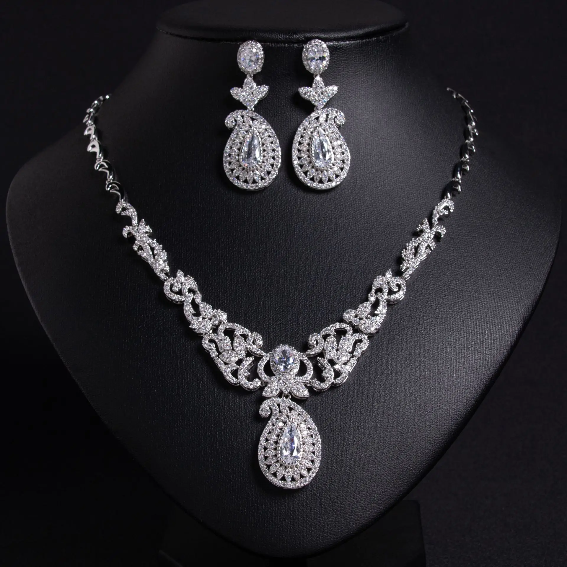 HIBRIDE Premium Cute Thin Sparkle Necklace Earrings Everyday 2 Piece Women's Dress Decorative Jewelry Wedding Prom Gift S-1021