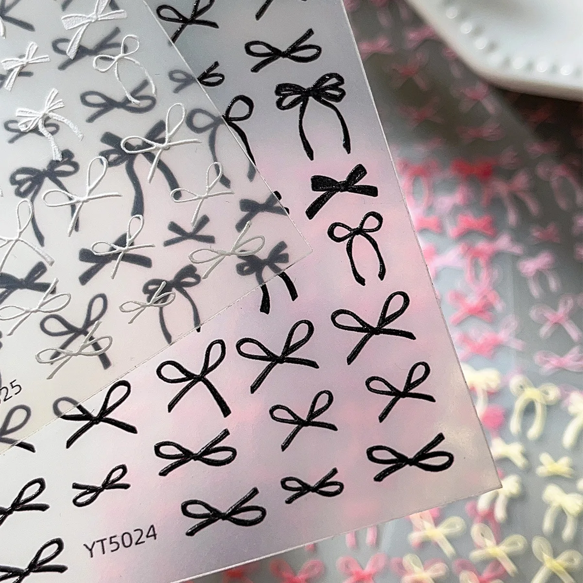 1 シート 3D 蝶ネクタイネイルステッカー - カラフルなシルクリボンデザイン、粘着裏地付きエレガントなネイルアートデカール