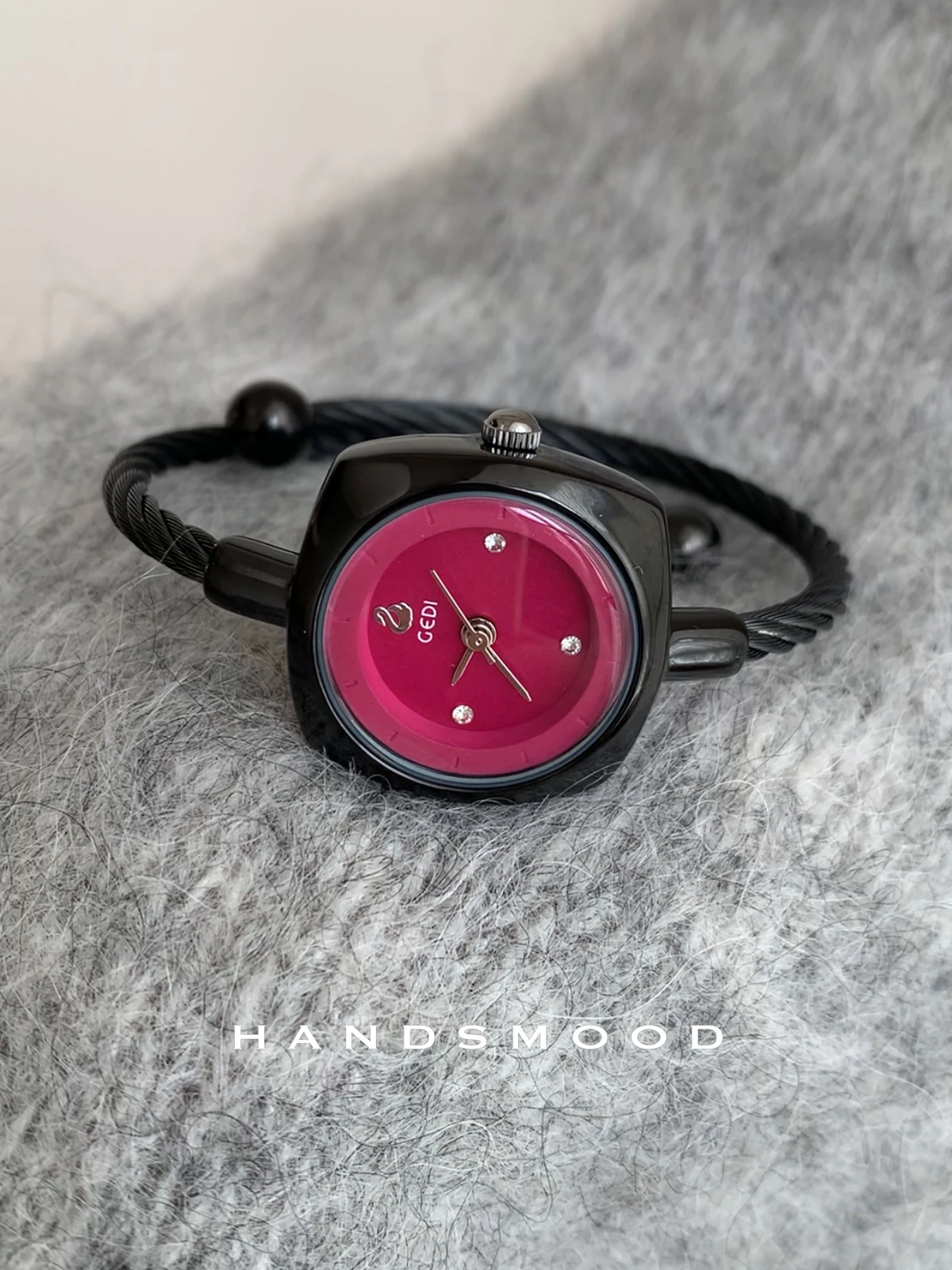High-end selection of black bracelet-style watches, exuding a sophisticated and elegant style, perfect for versatile women.