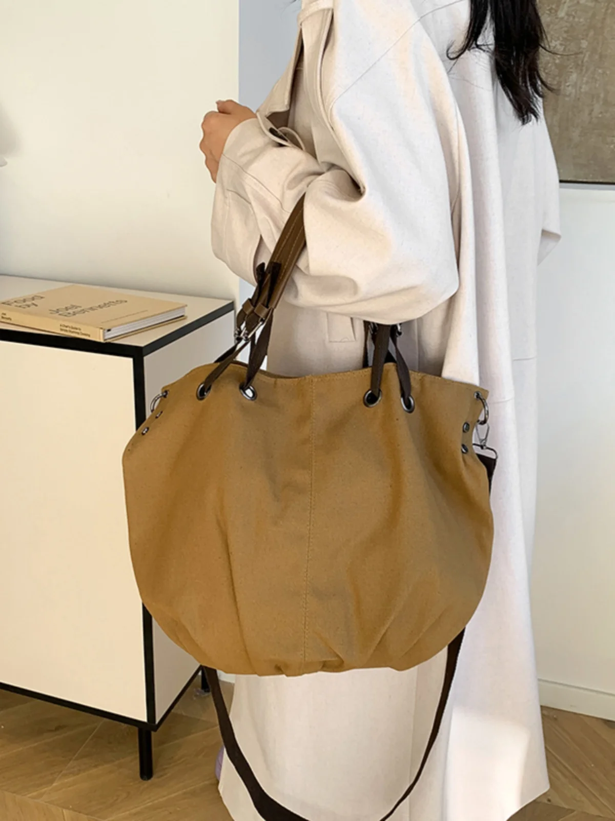 Retro Japanese Style Large Capacity Canvas Work Bag Multi-Functional Single Shoulder Slant Cross Bag for Commuting Tote Bag